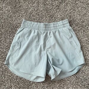 Under Armour athletic shorts. Size medium. Approx 5” inseam. Only worn twice.